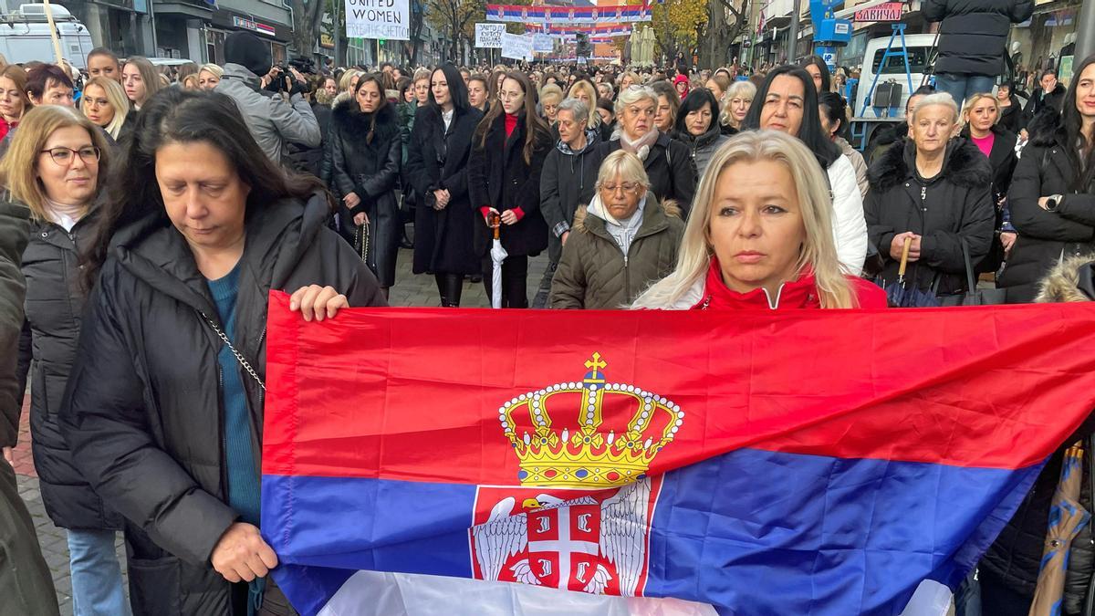 Una protesta de mujeres serbias en Mitrovica (Kosovo).