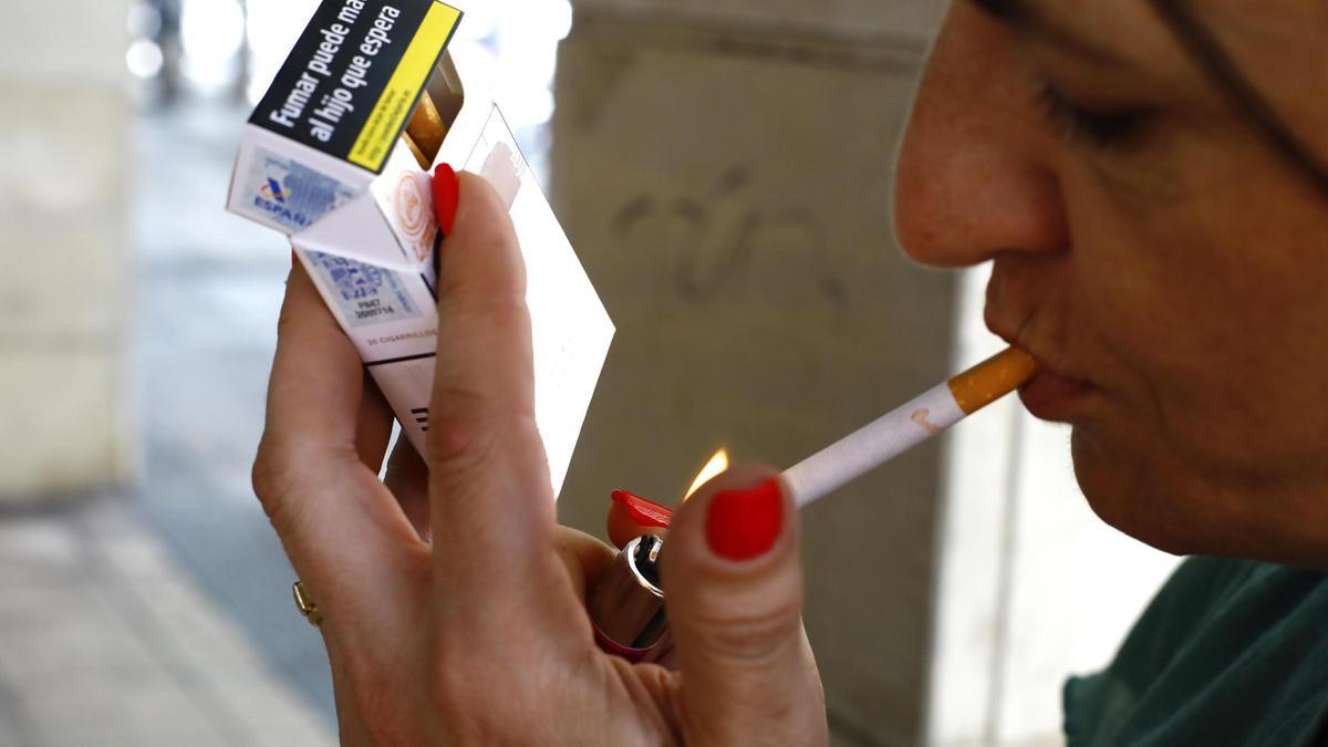 MUJER FUMANDO, HABITO TABAQUICO, TABACO FUMADORA