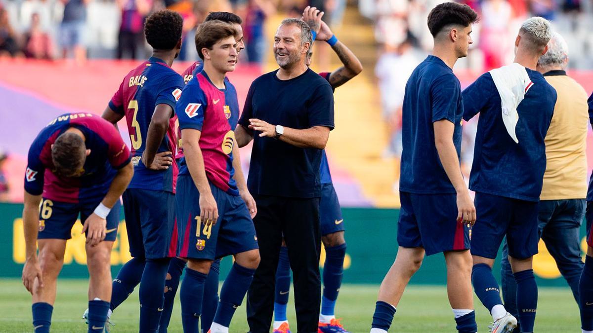 Flick, feliz tras golear al Valladolid, saluda y felicita a sus futbolistas