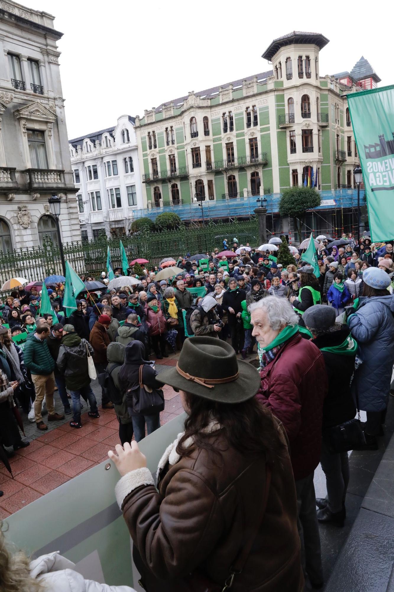 "La Vega no se vende, La Vega se defiende": así fue la concentración de Salvemos La Vega en Oviedo