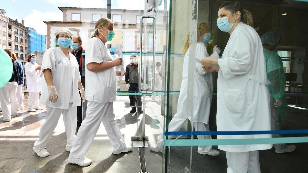 Sanitarios en Santiago durante la pandemia del coronavirus. // Gustavo Santos