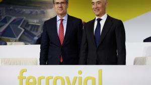 Ignacio Madridejos, consejero delegado de Ferrovial, junto con Rafael del Pino, presidente de la empresa de infraestrycturas y máximo accionista, durante la Junta de Accionistas de 2023