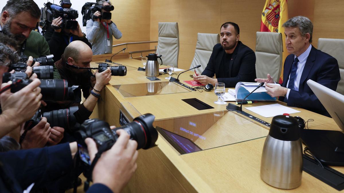 El líder del PP, Alberto Núñez Feijóo, junto al vicepresidente de la comisión, Nahuel González, este lunes.