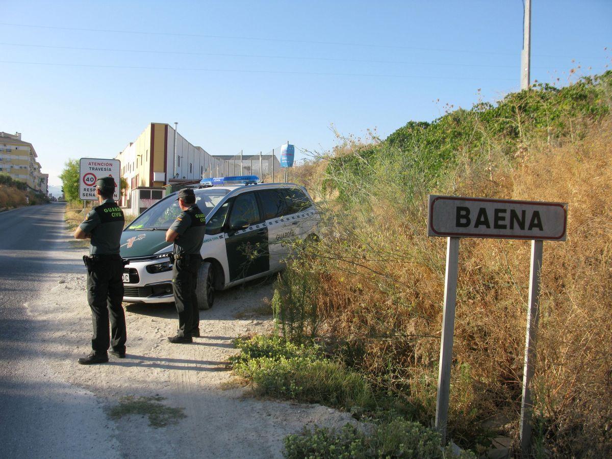 Un agente de la Guardia Civil en Baena.