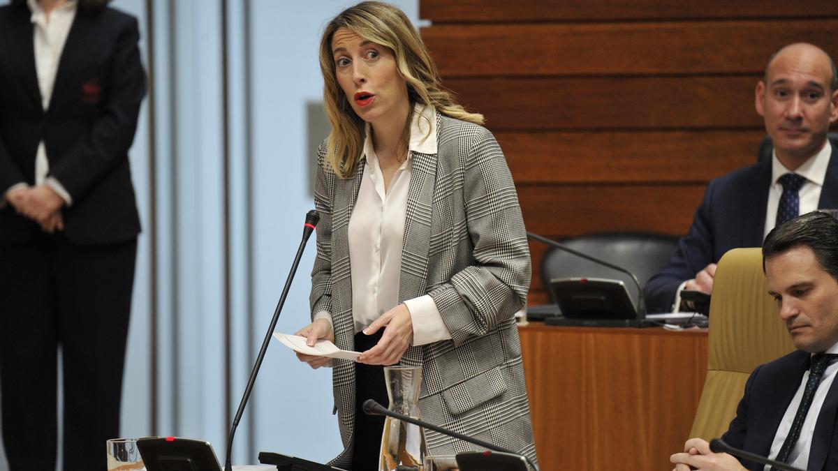 La presidenta de la Junta de Extremadura, María Guardiola, en el pleno de la Asamblea.