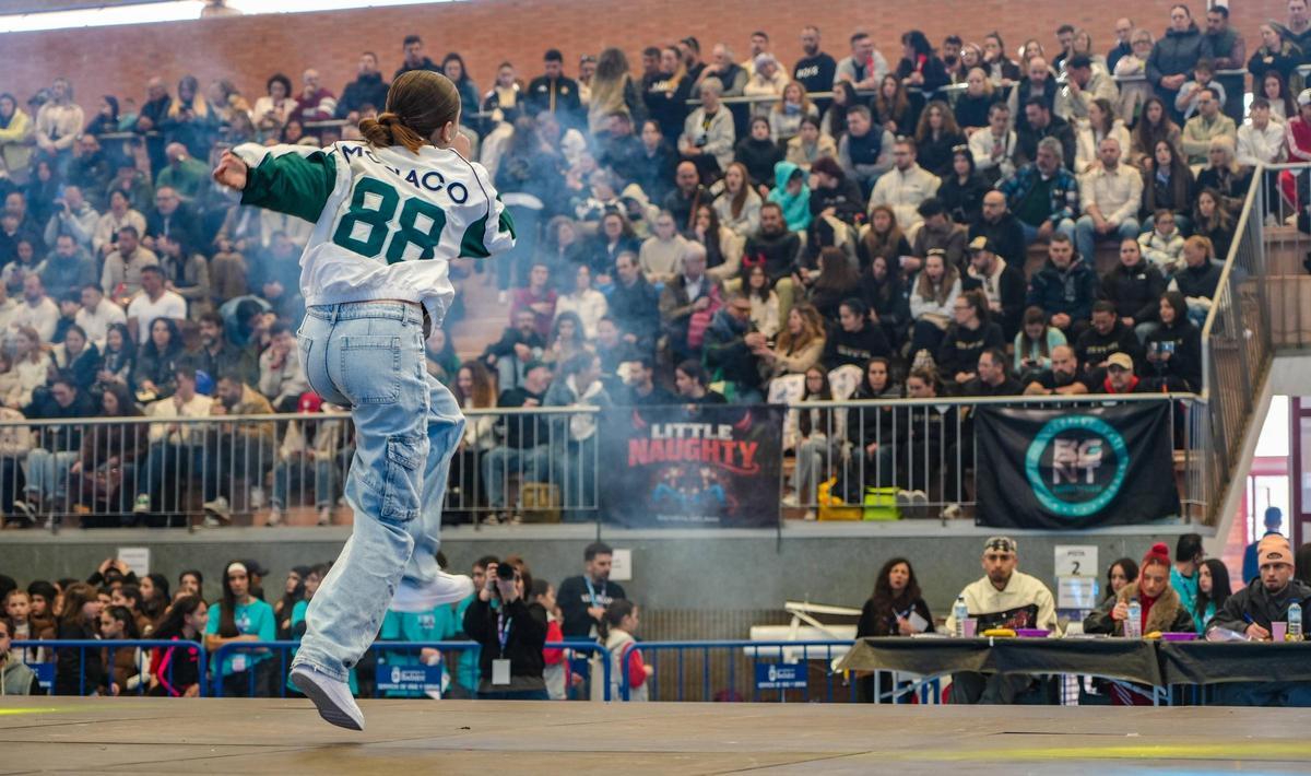 Valeria, de 13 años y procedente de Málaga, baila ante al numeroso público.