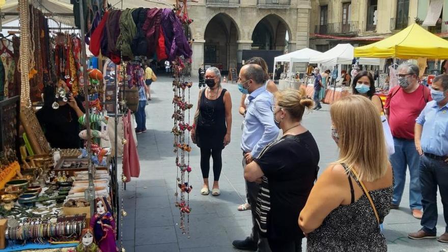 L&#039;equip de govern de l&#039;Ajuntament de Manresa, a la Plaça Major, davant una parada en motiu de les Festes de Sant Ignasi