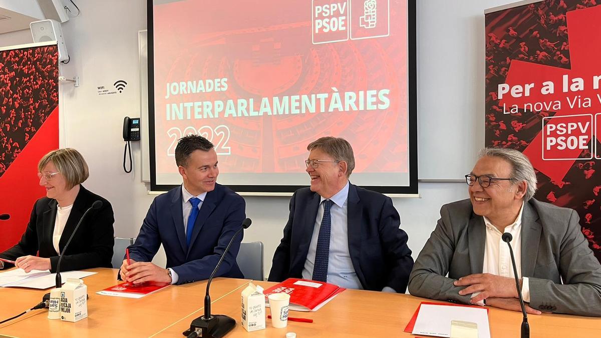 Ximo Puig junto al portavoz del PSOE, Héctor Gómez, en la interparlamentaria del PSPV.