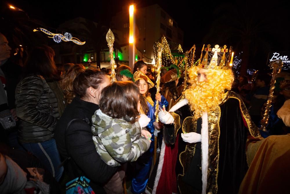 Los Reyes Magos, escoltados por pajes reales y bailarinas, reparten entre el público 800 kilos de caramelos y gominolas