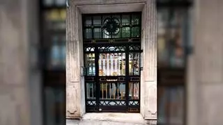 La angustia de unos vecinos de Santiago por los altercados que genera un narcopiso en su edificio: «Esta gente va en serio»
