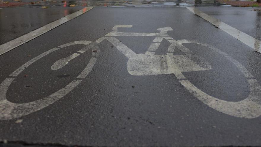 Quince bicis y un patinete multados en el primer día de sanciones por ir por la acera