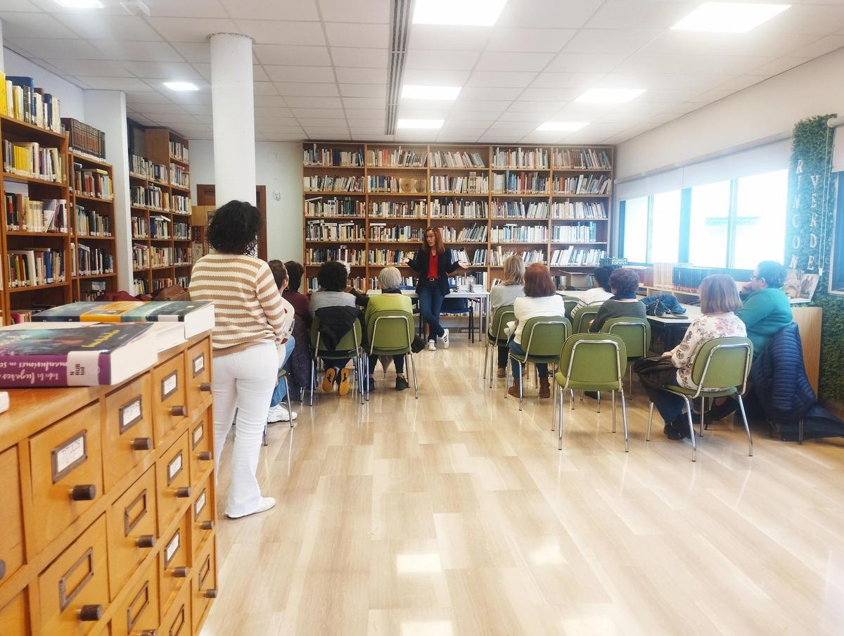 Un momento de la charla de Raquel Requejo en Carcabuey.