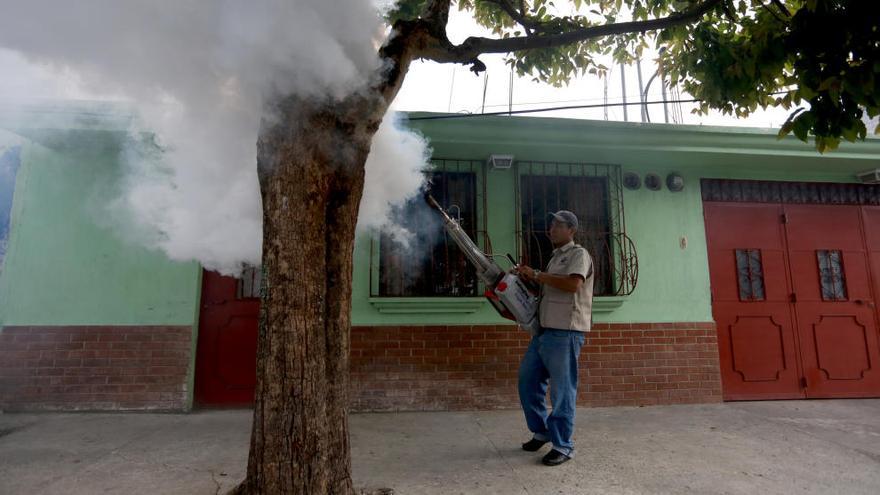 Un trabajador fumiga una calle en Guatemala para combatir el Zika.