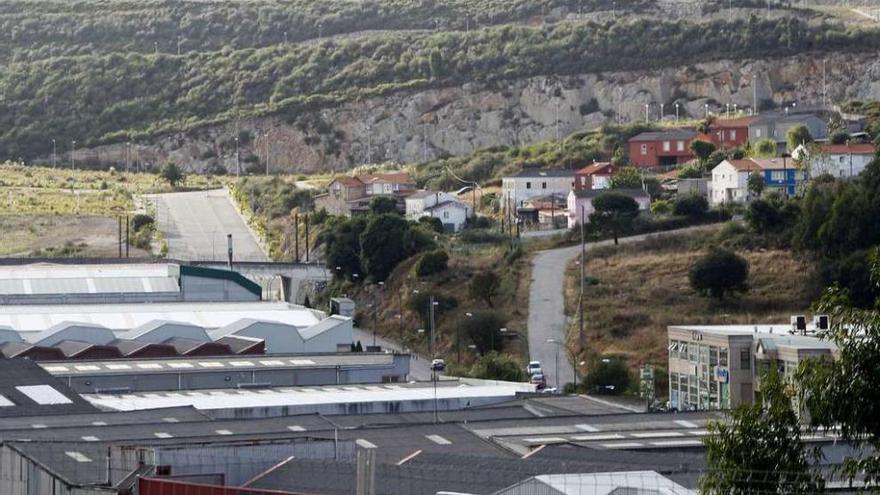 Núcleo tradicional de Vío, a la derecha, con el polígono a la izquierda y Pocomaco en primer plano.