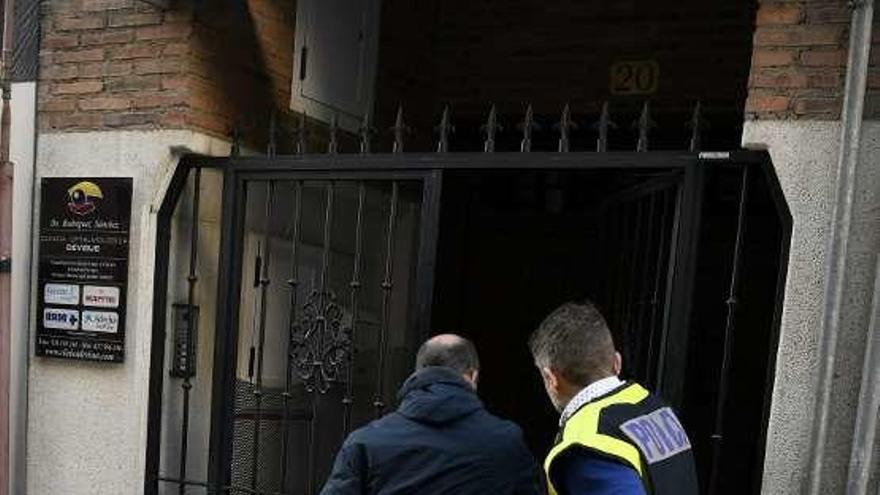 Agentes de la Policía Nacional llegan al domicilio donde se cometió el crimen machista, en Ciudad Real.