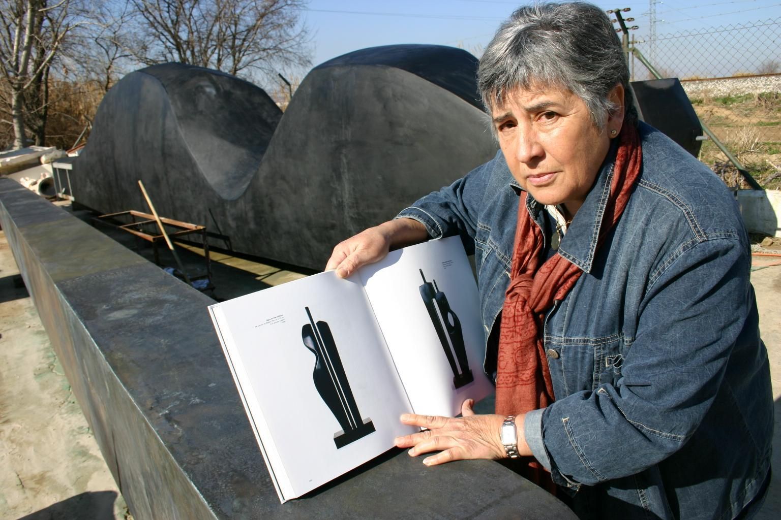 Elena Laverón, en al fundición en la que se creó la 'Figura de tres módulos', instalada en 2005