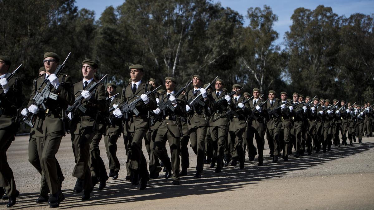 Imagen de los alumnos del Cefot de Cáceres durante una jura de bandera en las instalaciones del acuartelamiento.