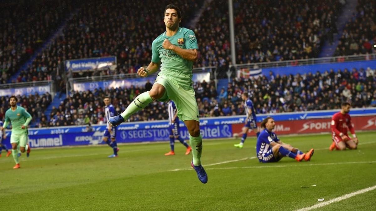 Luis Suárez celebra el primer gol del Barça en Mendizorroza.