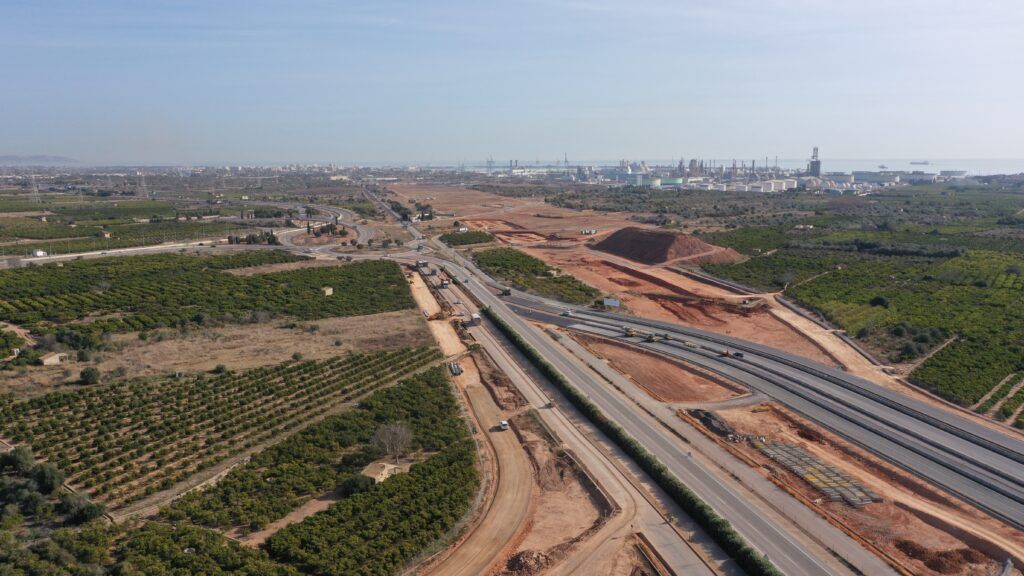 Imagen aérea de archivo de la zona del Serrallo, con las obras del acceso ferroviario.