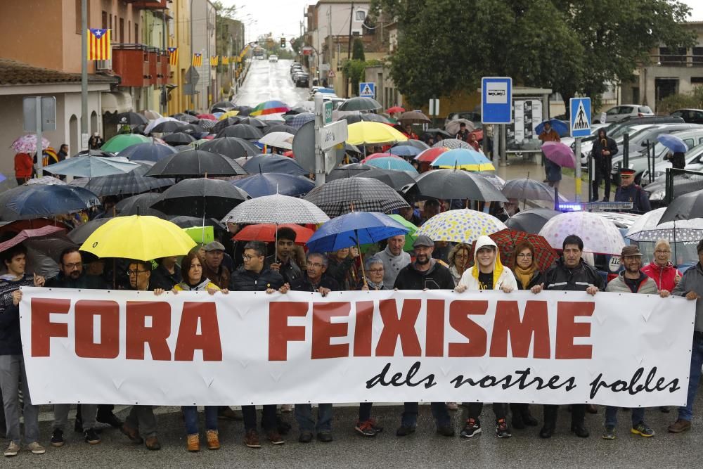 Mig miler de persones desafien el feixisme i la pluja a Verges