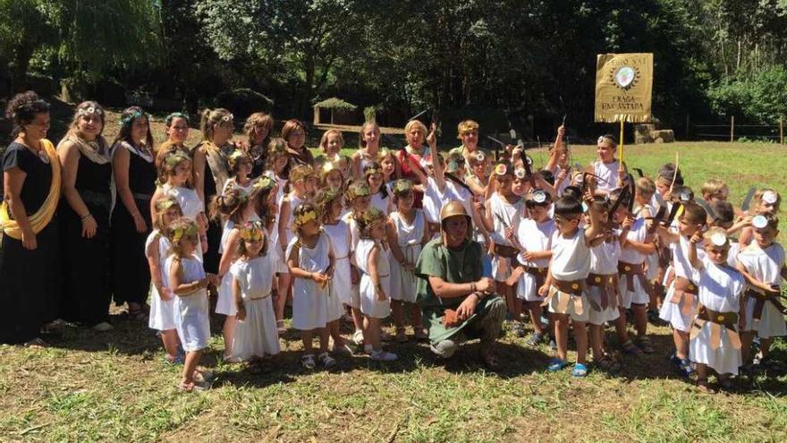 Alumnos de A Fraga Encantada, en la presentación de la feria Galaicoi, en el castro de Cambre, el pasado julio