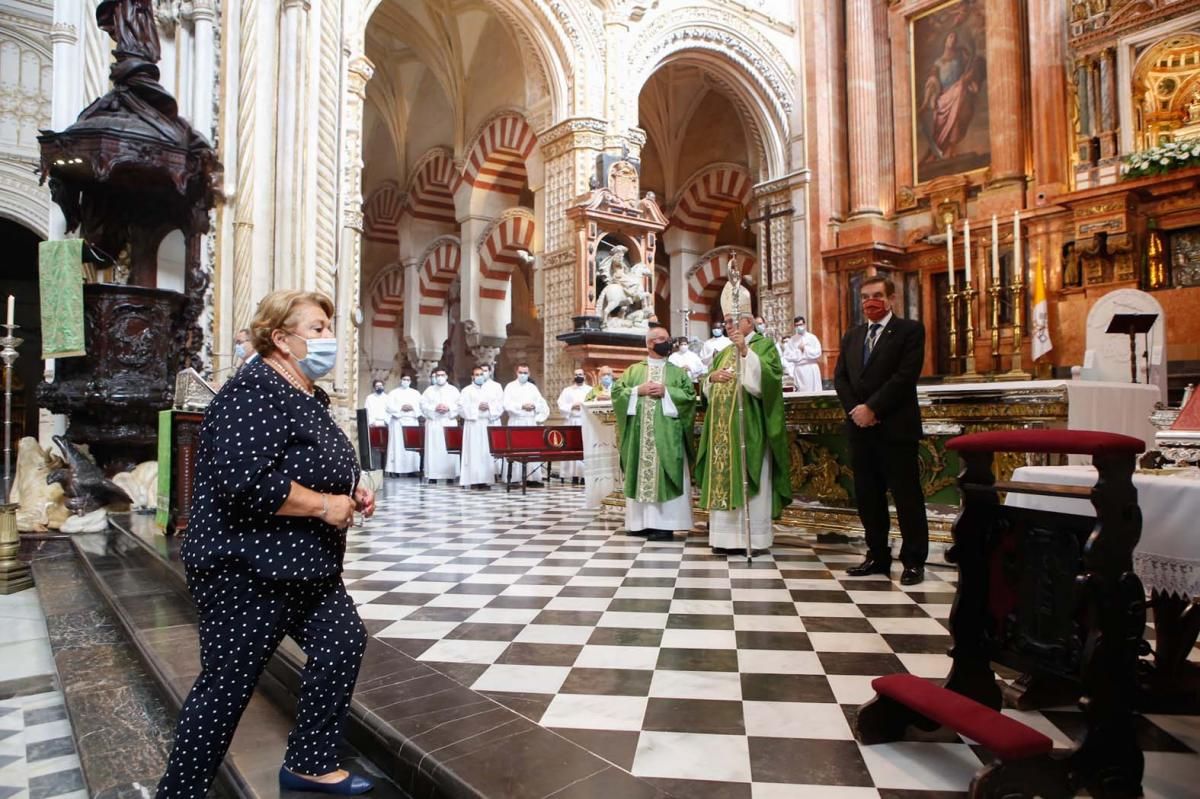 Olga Caballero y la junta directiva de la Agrupación de Cofradías toman posesión en la Catedral