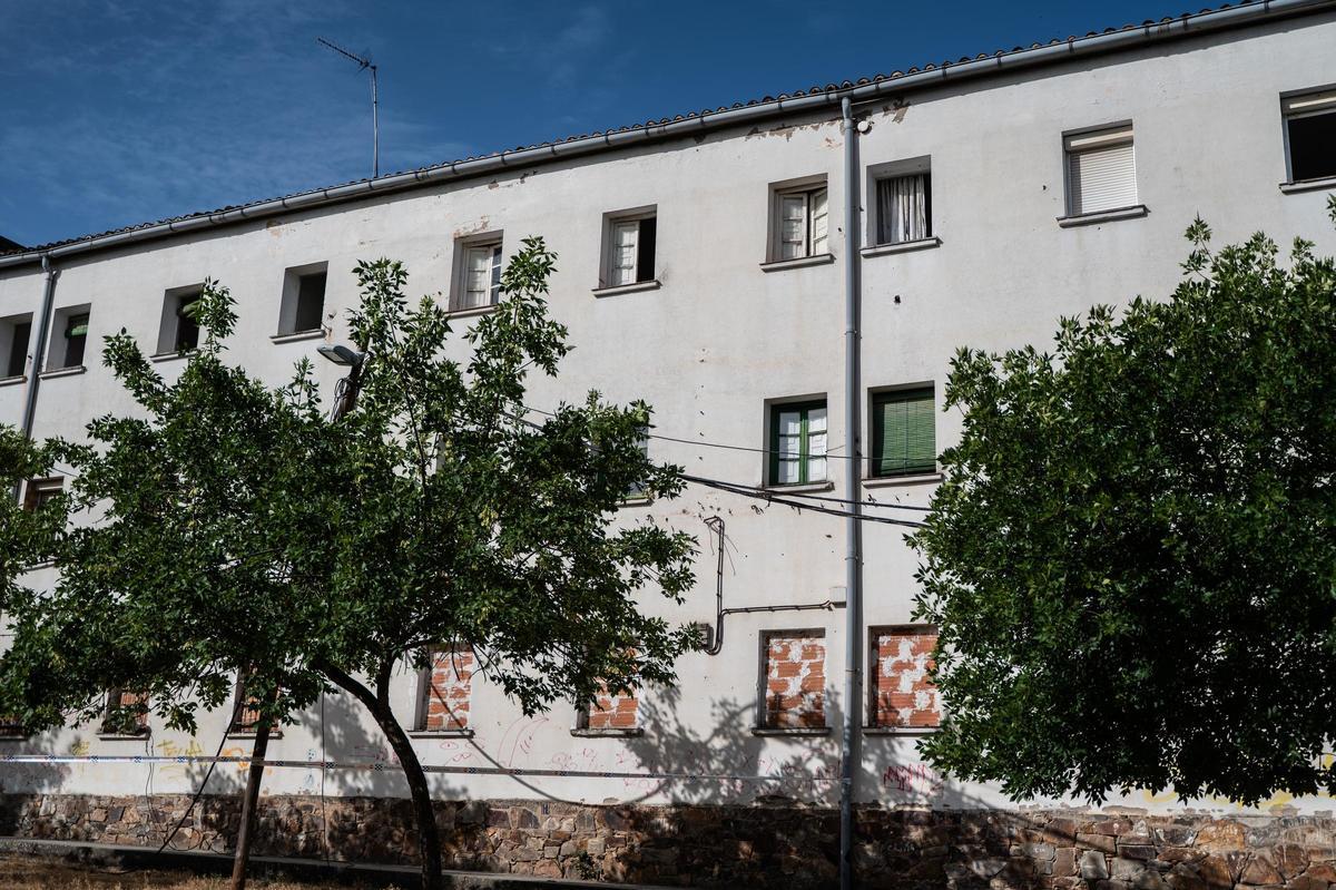 Fotogalería | Ventanas tapiadas, basura y accesos abiertos en las viviendas abandonadas en la avenida de Cervantes de Cáceres