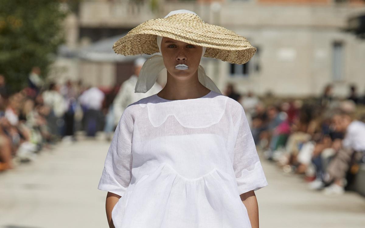 Esta es la camisa blanca de Zara que las influencers agotarán porque queda  juvenil y estiliza con falda boho