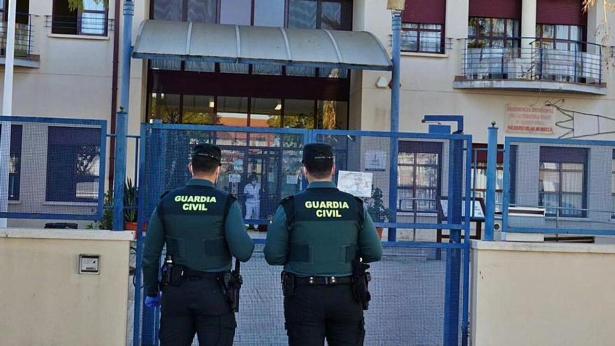 Una imagen de archivo de dos agentes de la Guardia Civil.