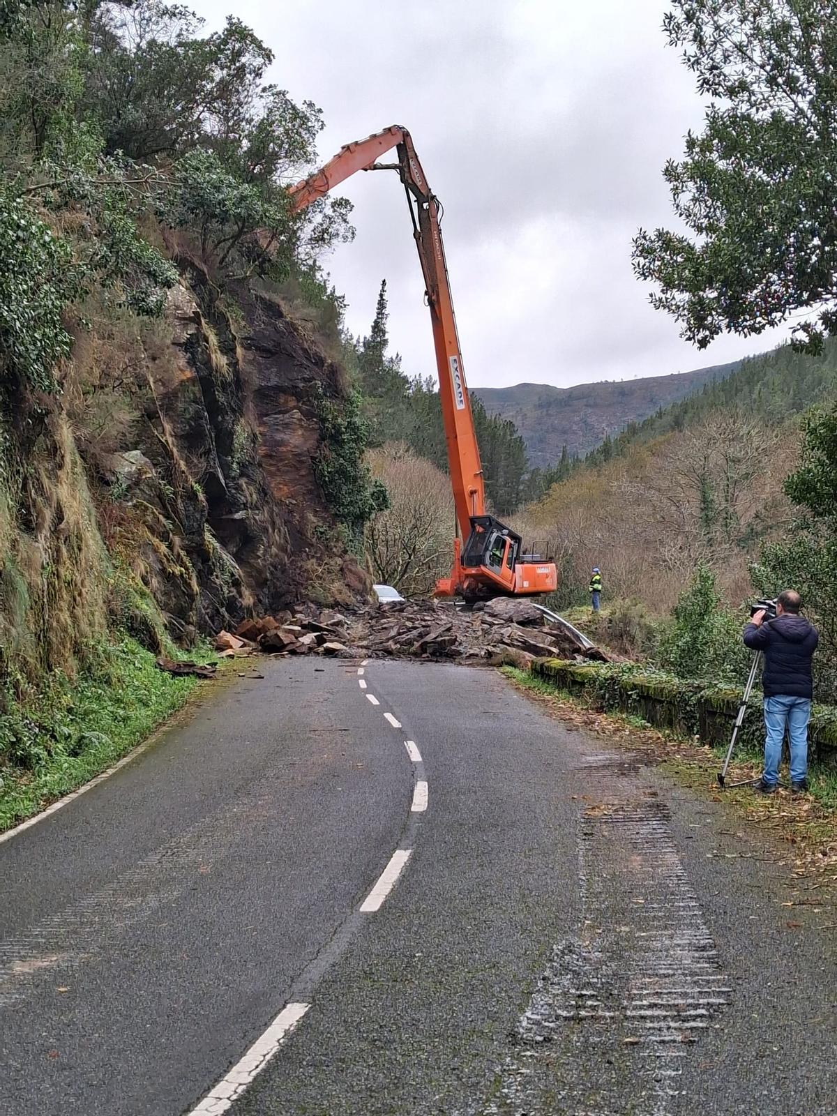 La pluma de largo alcance realizando labores en lo alto del talud del argayo de Pesoz.