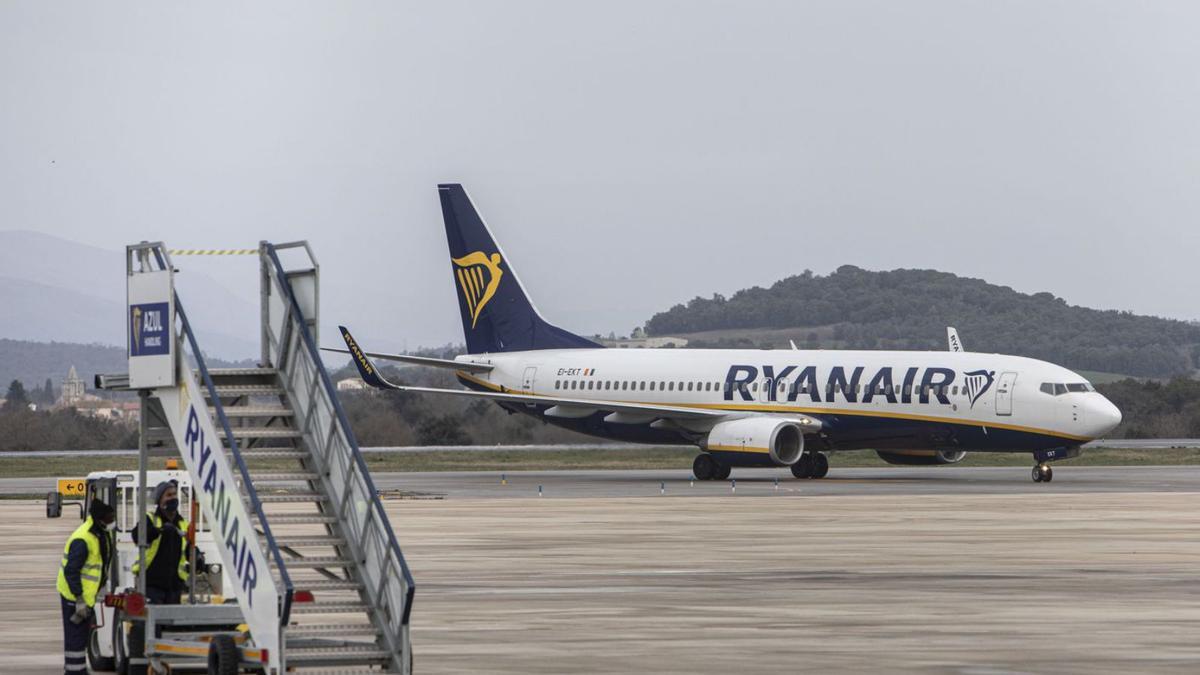 Un avió de Ryanair, aquest estiu, a la pista de Girona.  | DAVID APARICIO