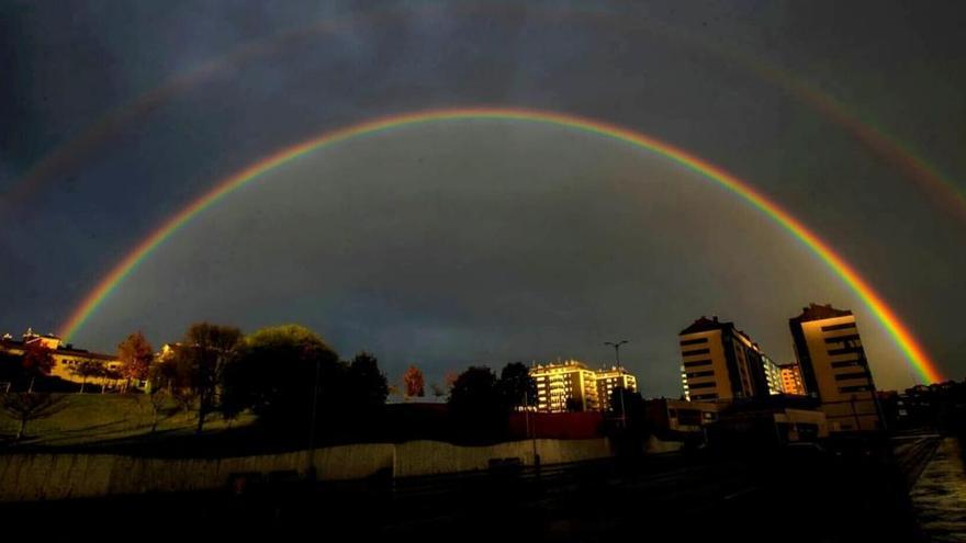 Un llamativo arcoiris doble en Los Campos, en Corvera.