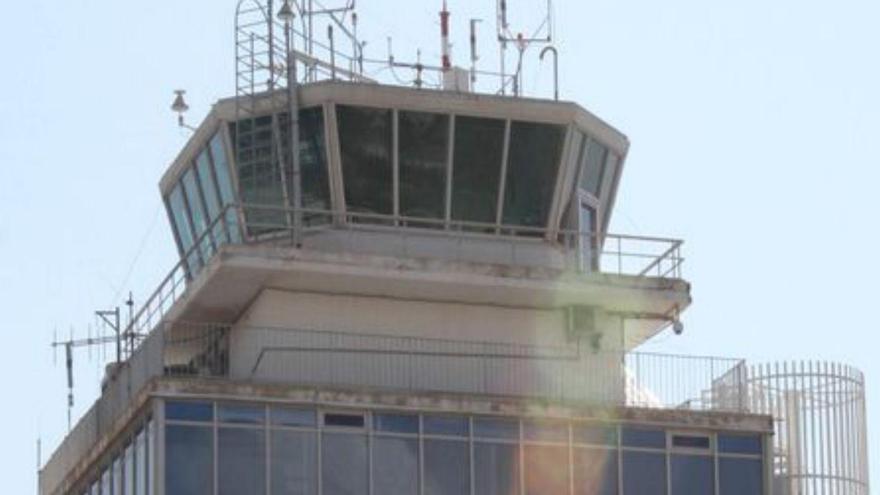La baja simultánea de tres controladores aéreos retrasa todos los vuelos entre Palma e Ibiza