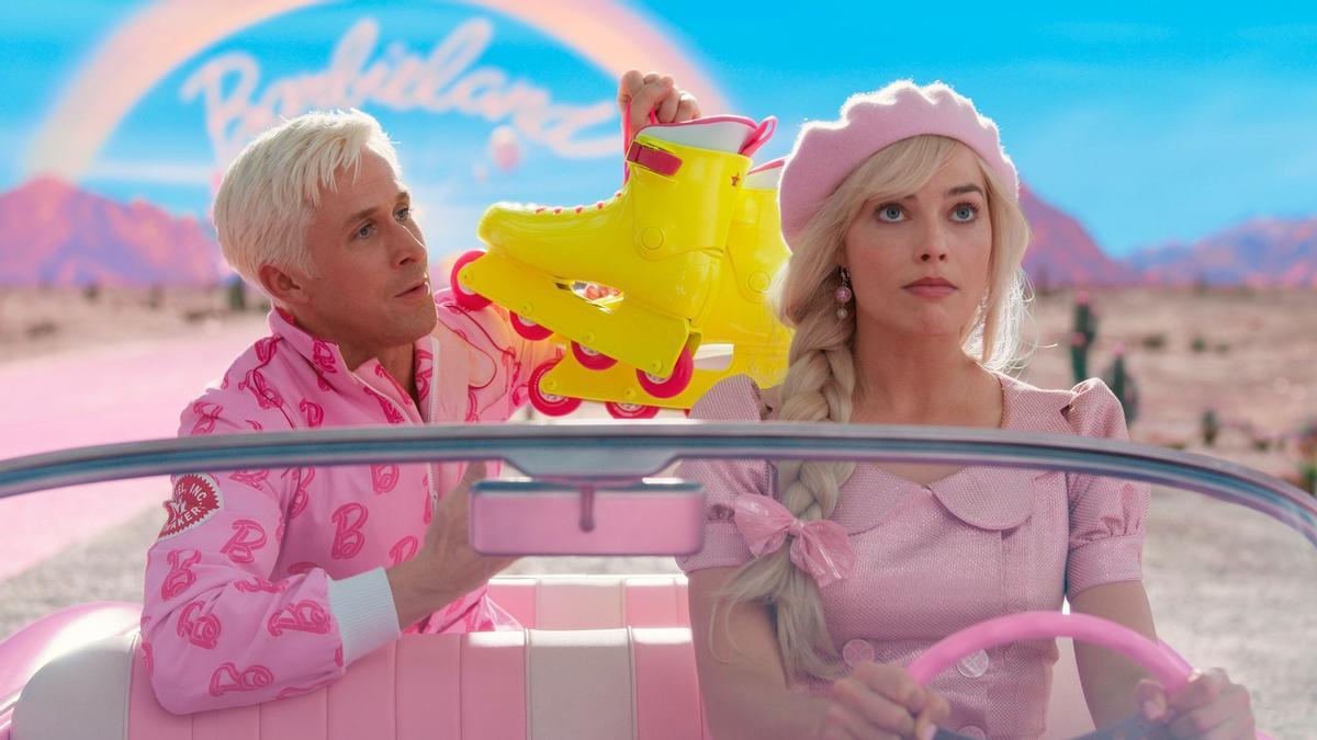Ryan Gosling y Margot Robbie en un fotograma de 'Barbie'.