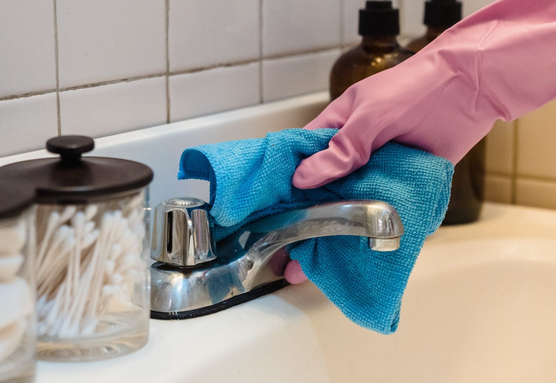 Trucos limpieza: El producto para el coche que dejará la mampara de tu ducha  como nueva: se ha hecho viral