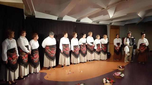Unha das actuacións tras a ofrenda floral.