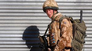 El príncep Enric d’Anglaterra deixa l’Exèrcit.