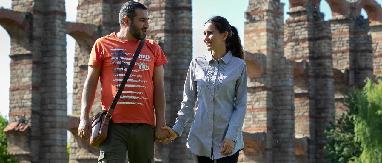 Edris y Hanifa pasean en el parque del Acueducto de los Milagros en Mérida