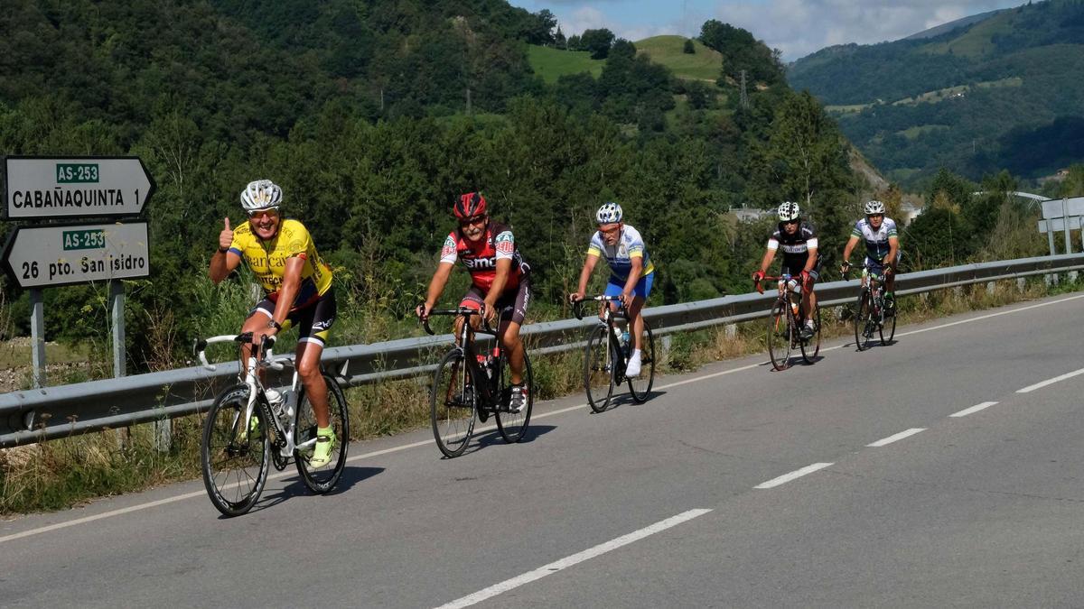 Un grupo de ciclistas, en una salida por la carretera de San Isidro, cerca de Cabañaquinta.