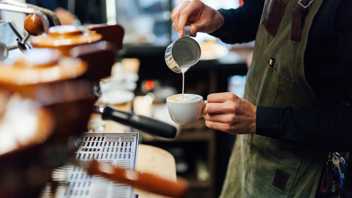 Elaboración de un café con leche en un bar.