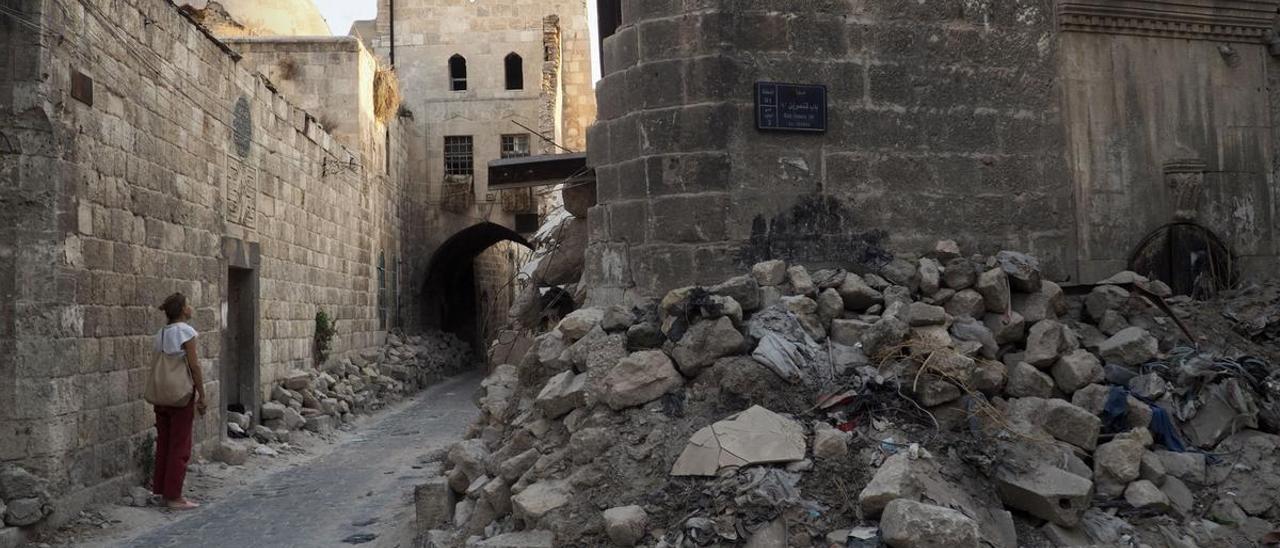 Una turista observa las ruinas de la ciudad antigua de Alepo (Siria).