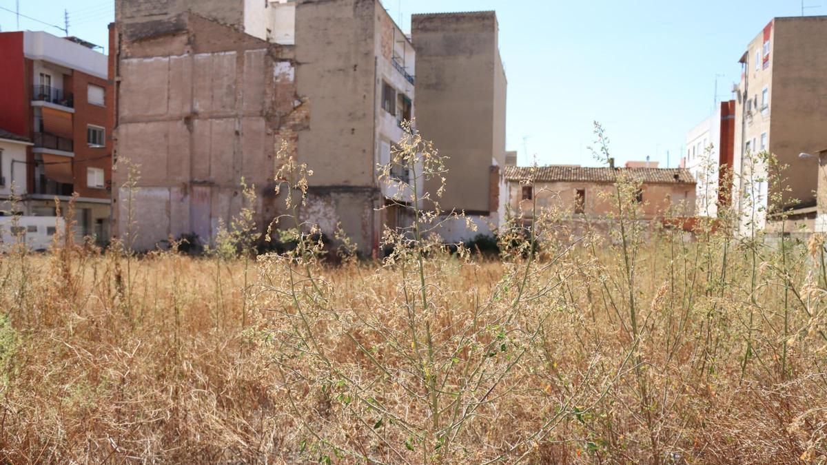Solar abandonado en Xirivella que podría ser usado como aparcamiento.