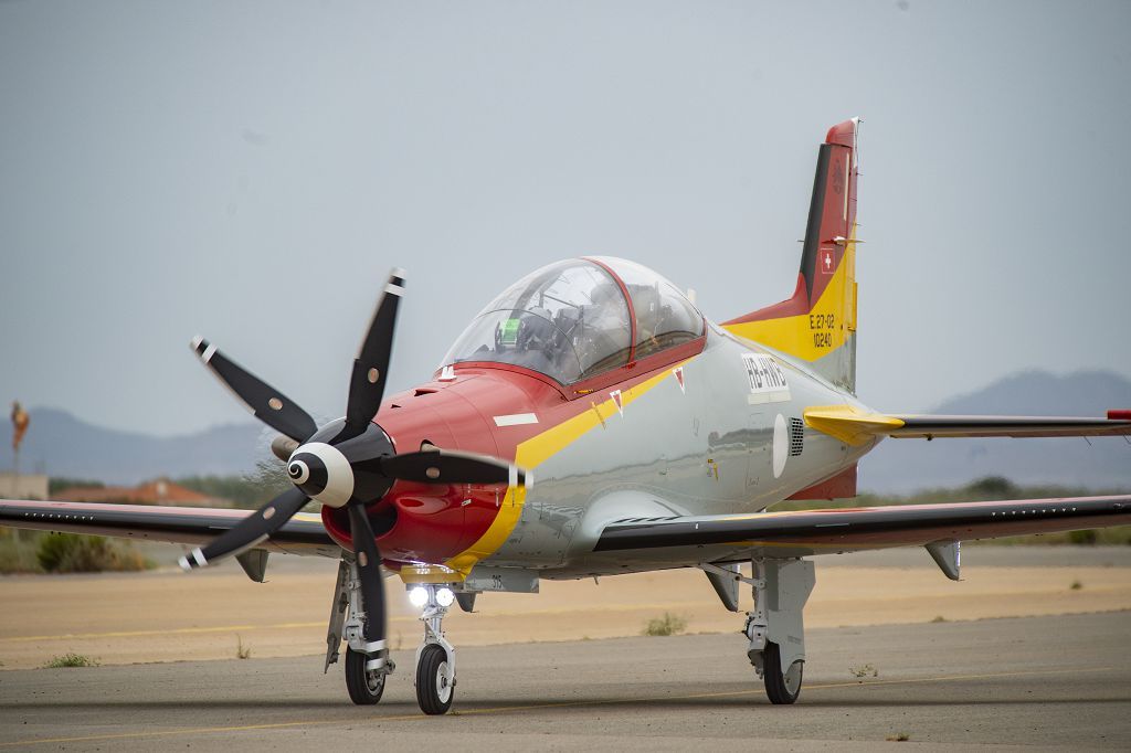 Los dos primeros aviones suizos PC-21 llegan a la AGA