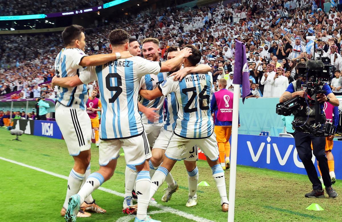 Lusail (Qatar), 09/12/2022.- Nahuel Molina (C-R) of Argentina celebrates with teammates after scoring the 1-0 lead during the FIFA World Cup 2022 quarter final soccer match between the Netherlands and Argentina at Lusail Stadium in Lusail, Qatar, 09 December 2022. (Mundial de Fútbol, Países Bajos; Holanda, Estados Unidos, Catar) EFE/EPA/Mohamed Messara