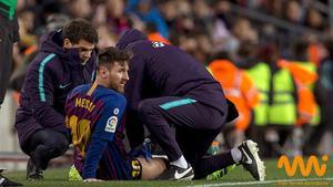 Messi fue atendido sobre el césped después de recibir un golpe