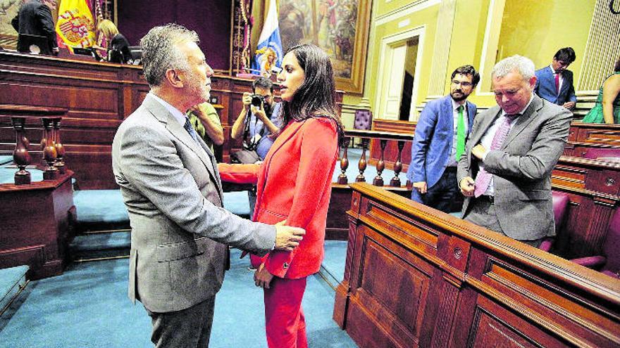 Ángel Víctor Torres y Vidina Espino, en un pleno anterior a la pandemia del Covid-19.