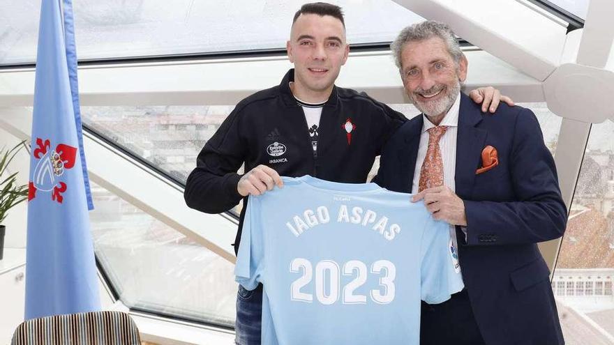 Iago Aspas y el presidente Carlos Mouriño sostienen una camiseta celeste con el nombre del jugador tras la firma de la renovación contractual en A Sede. // RC Celta