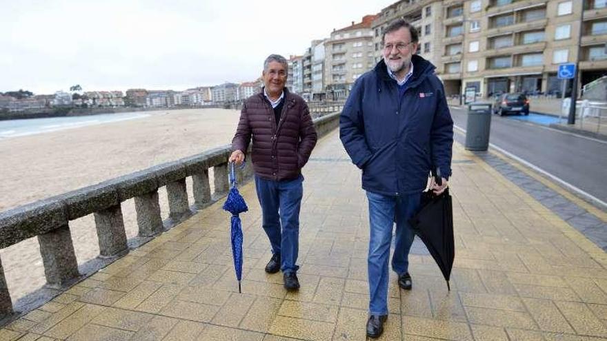 El presidente del Gobierno, ayer, en Sanxenxo, con su primo Enrique.