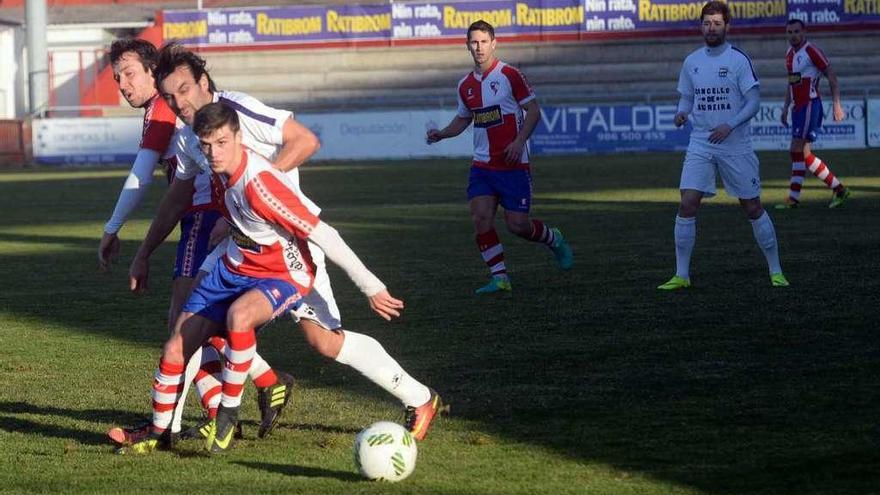 El Arosa quiere convertir A Lomba en un fortín ante el Deportivo B. // Noé Parga