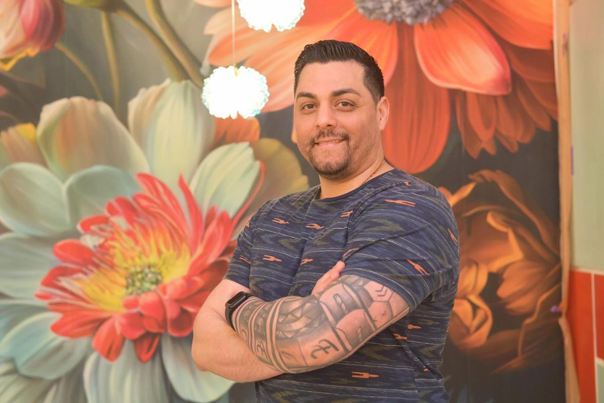 Eric Pérez, dueño del nuevo Fika, posa en el local